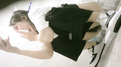 商场女厕全景偷拍多位漂亮小姐姐嘘嘘还有一位张开着大M脚在淫荡的阴毛上画着圈圈 (3)